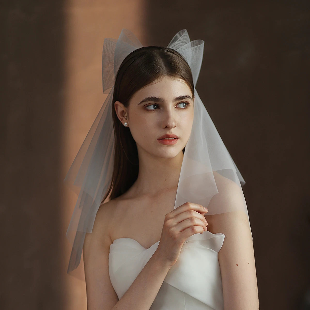 V302 White Bridal Veil with a bow Pearls Bows Multi-Layer Semi-Transparent Tulle Shoulder Length Brides Veil with Hair Comb