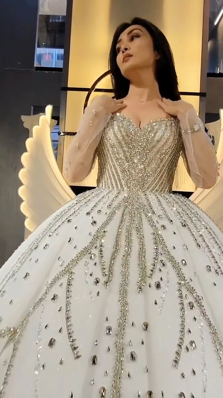 فستان زفاف فاخر بتصميم ملكي مزين بالكريستال من تركيا