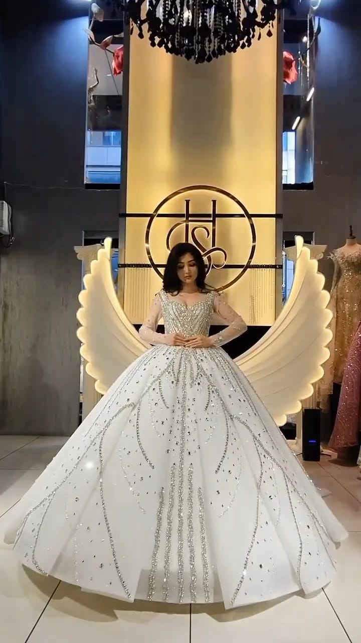 فستان زفاف فاخر بتصميم ملكي مزين بالكريستال من تركيا