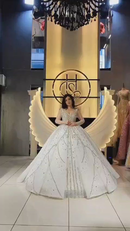 فستان زفاف فاخر بتصميم ملكي مزين بالكريستال من تركيا